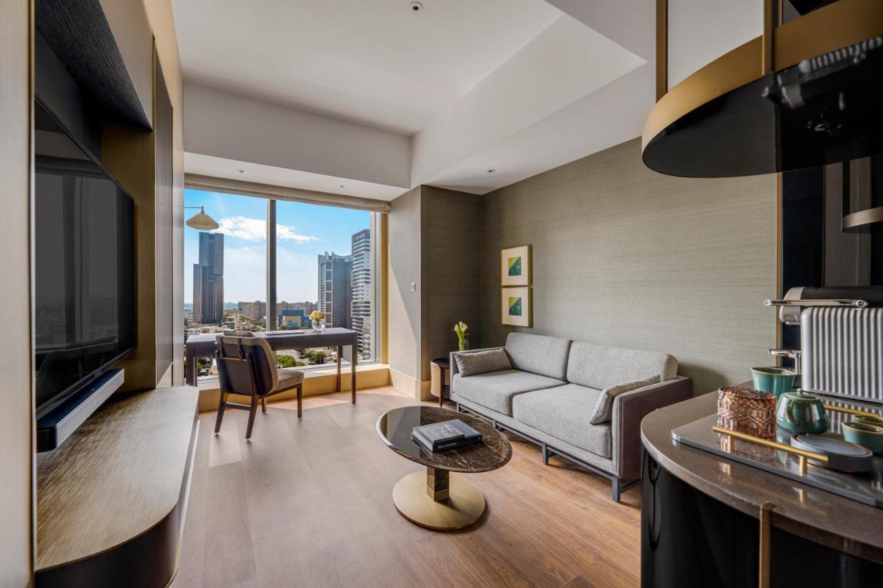 Intercontinental Kaohsiung By Ihg Hotel Luaran gambar A suite at The Ritz-Carlton, Osaka