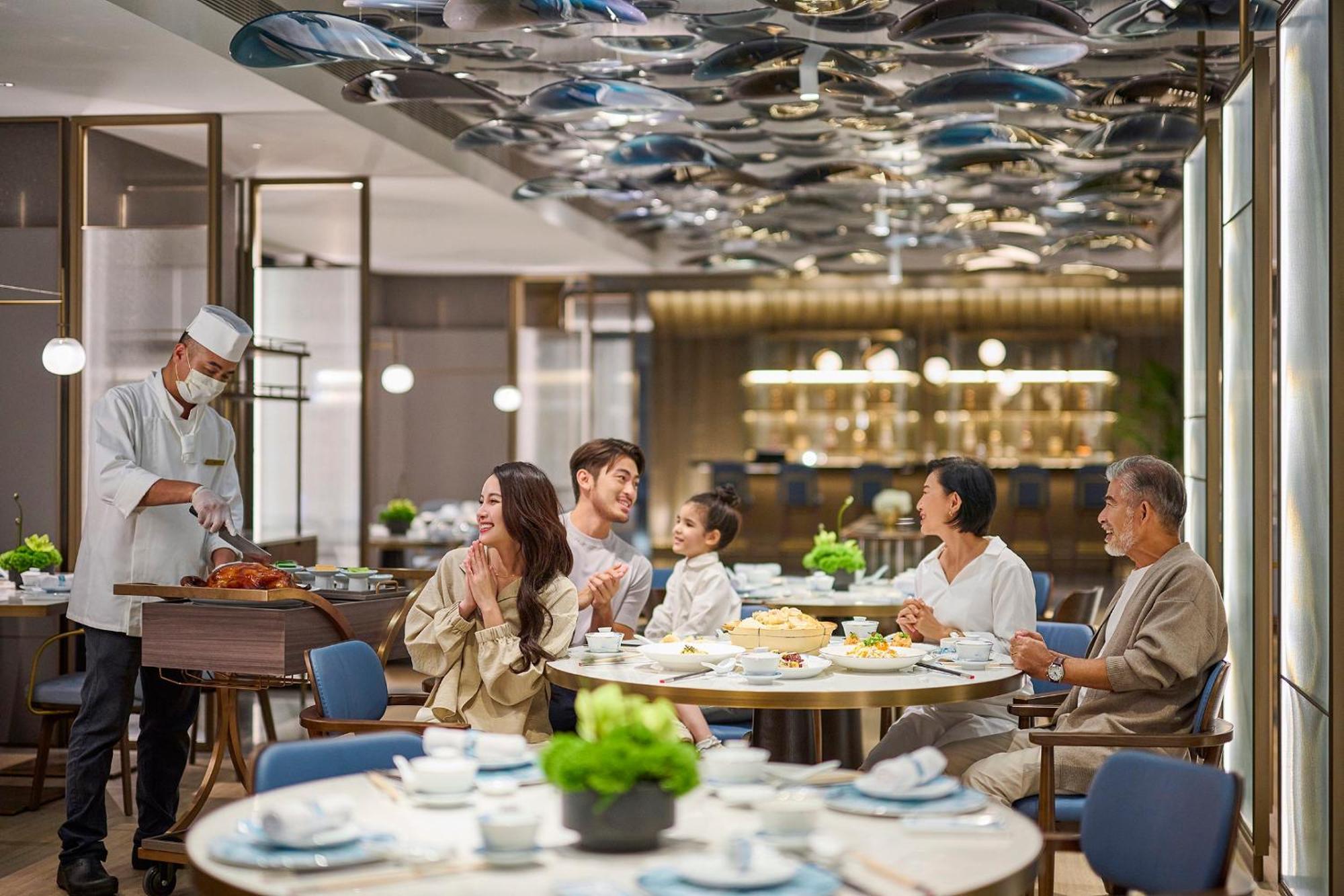 Intercontinental Kaohsiung By Ihg Hotel Luaran gambar The Club at Hong Kong International Airport