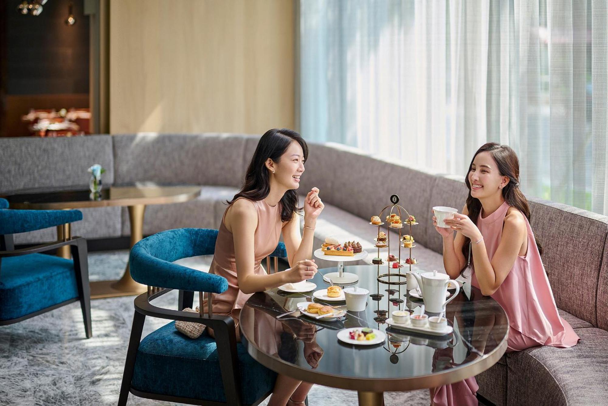 Intercontinental Kaohsiung By Ihg Hotel Luaran gambar Afternoon tea at The Lounge, The Landmark, Hong Kong