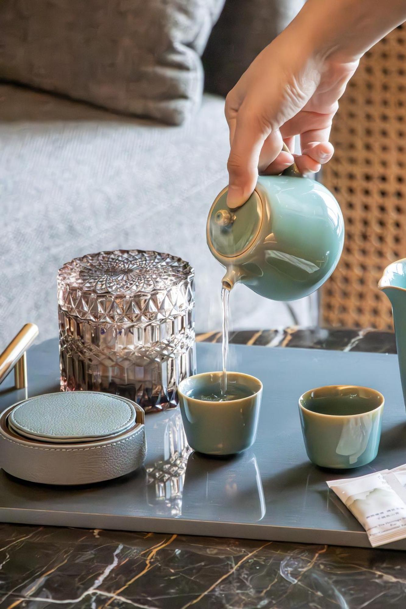 Intercontinental Kaohsiung By Ihg Hotel Bilik gambar Tea being poured into a teacup
