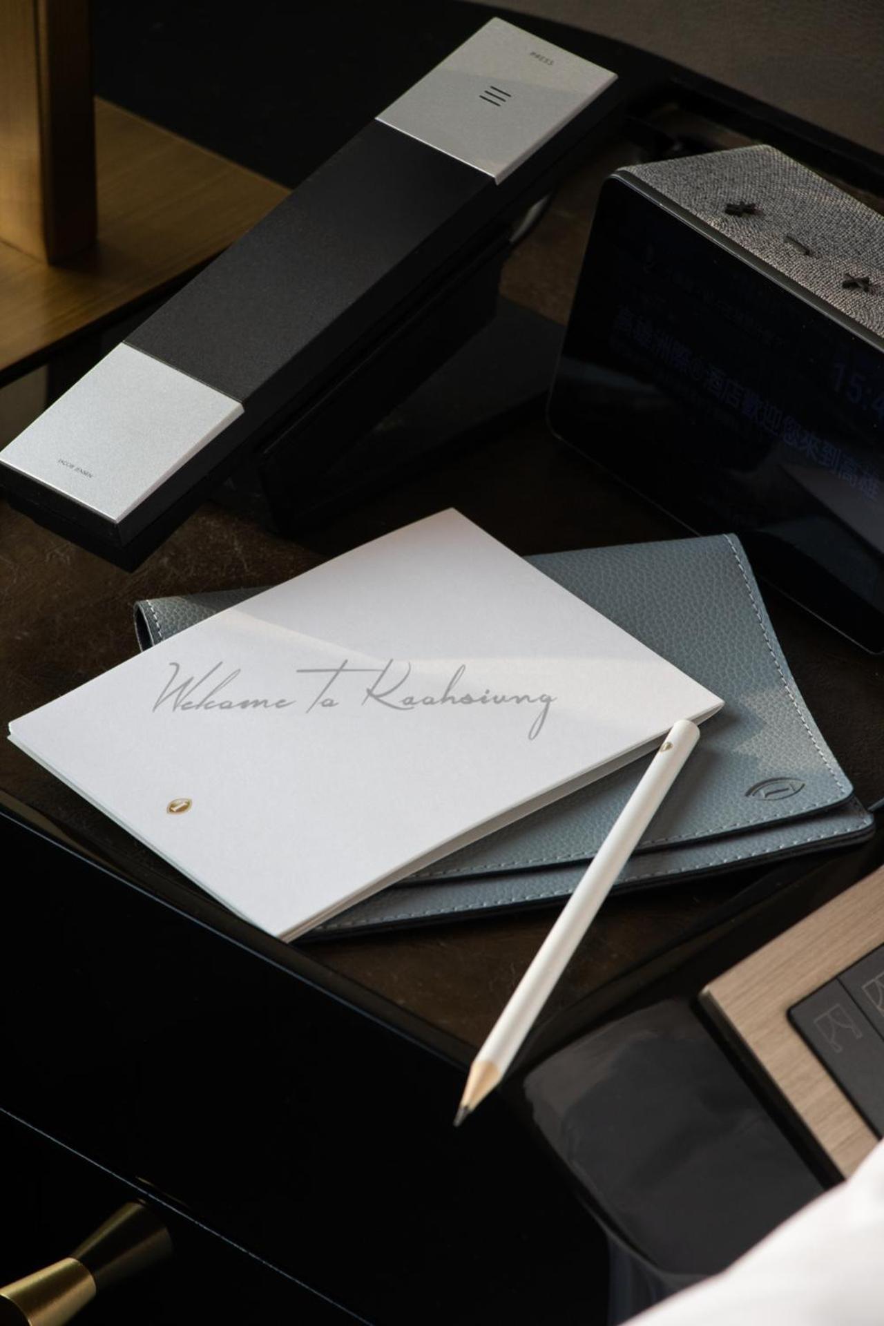 Intercontinental Kaohsiung By Ihg Hotel Luaran gambar Apple Pencil and the Apple Folio