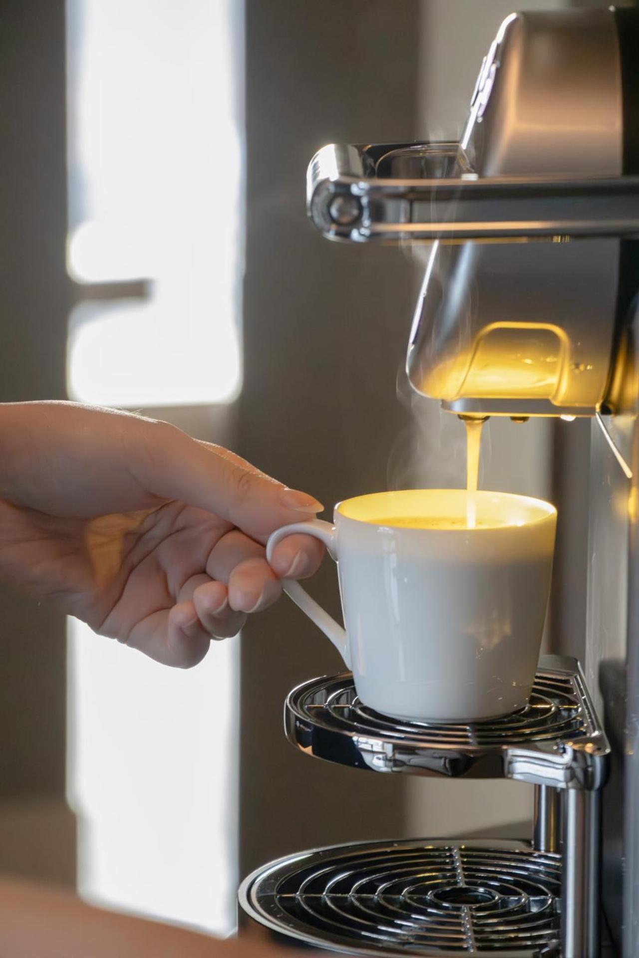 Intercontinental Kaohsiung By Ihg Hotel Bilik gambar A coffee machine
