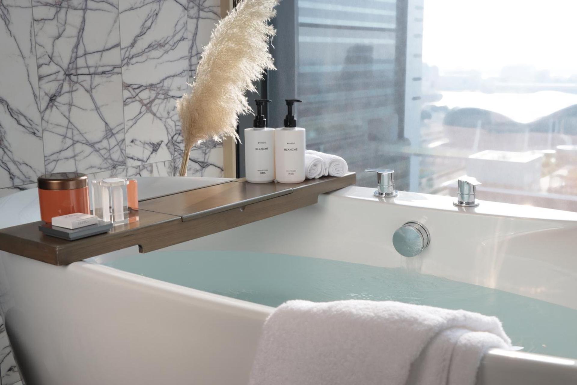 Intercontinental Kaohsiung By Ihg Hotel Luaran gambar A modern bathtub