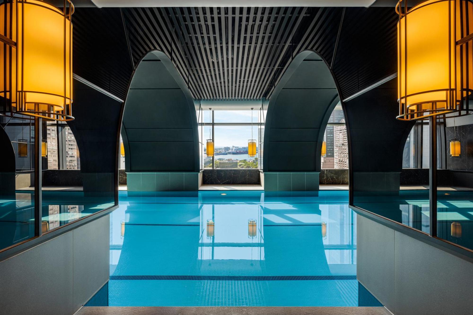 Intercontinental Kaohsiung By Ihg Hotel Luaran gambar The pool at the hotel